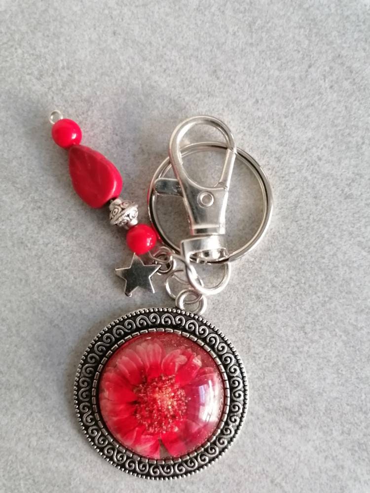 Schlüsselanhänger mit Perlen Karabiner Charm und Amulett silberfarben 4