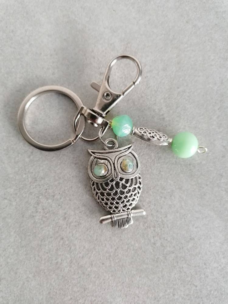 Schlüsselanhänger Eule mit Perlen Karabiner und Amulett silberfarben 4