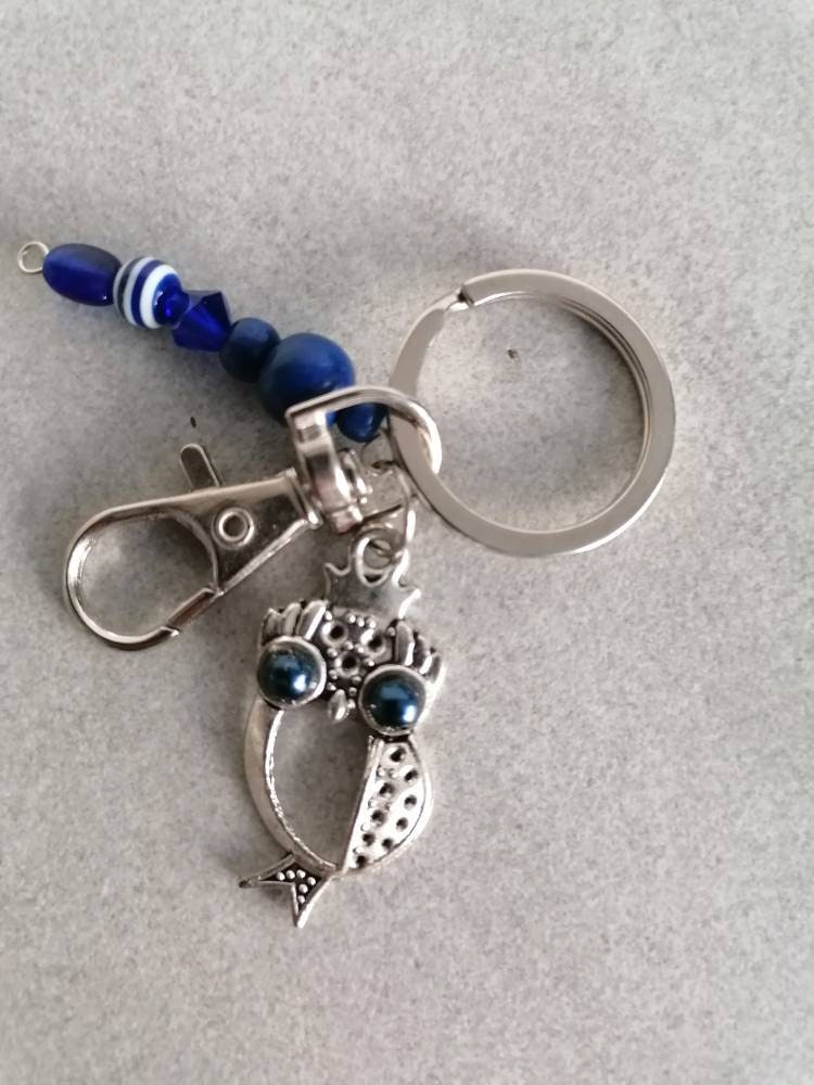 Schlüsselanhänger Eule mit Perlen Karabiner und Amulett silberfarben 6