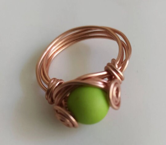Fingerring mit grüner Perle, Ringgröße 19,5
