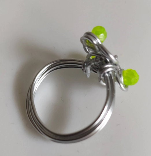 Fingerring Ringgröße 16 mit grünen Steinchen 2