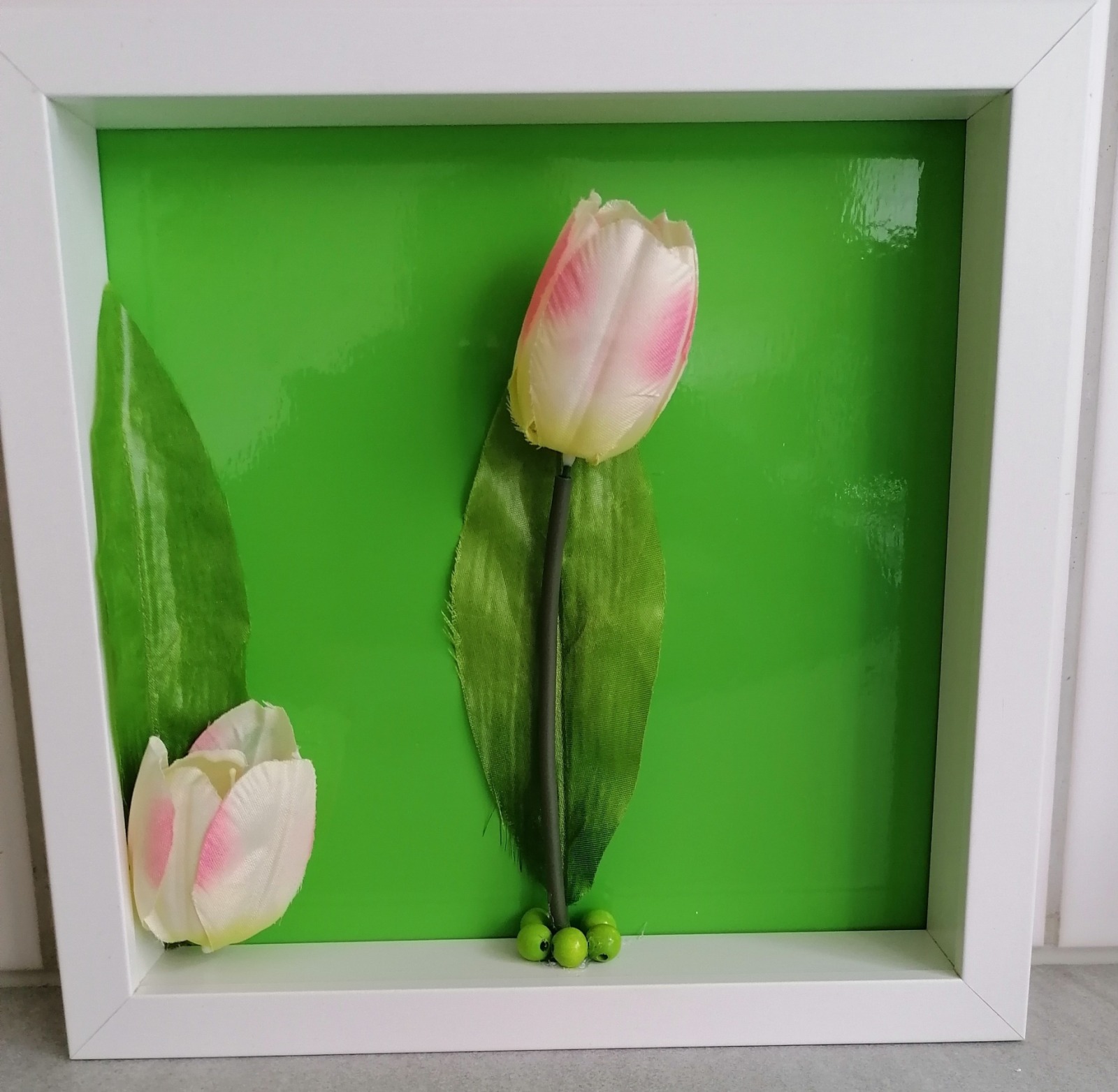 Bilderrahmen mit Vase und weißer Tulpe 2