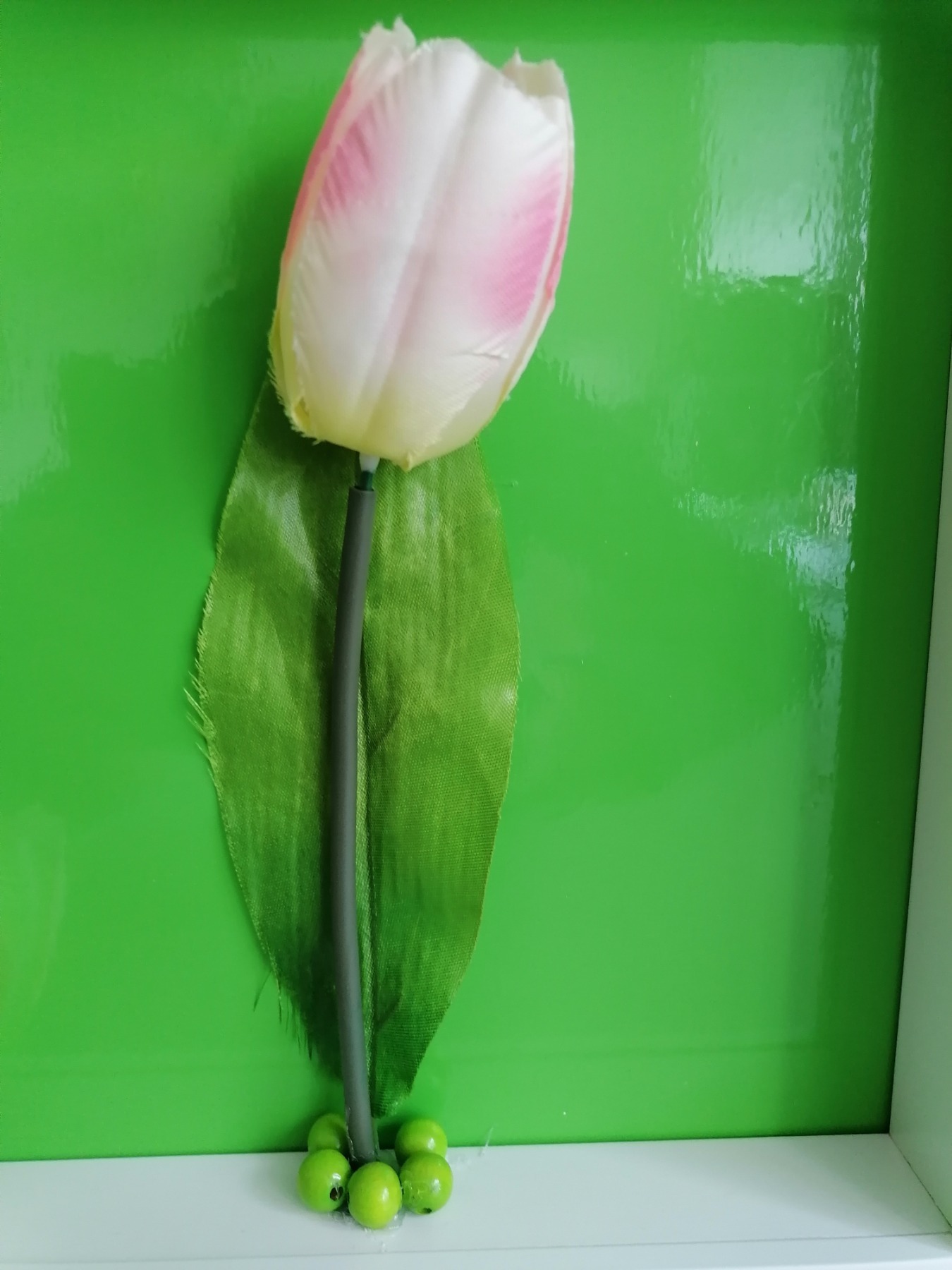 Bilderrahmen mit Vase und weißer Tulpe 4