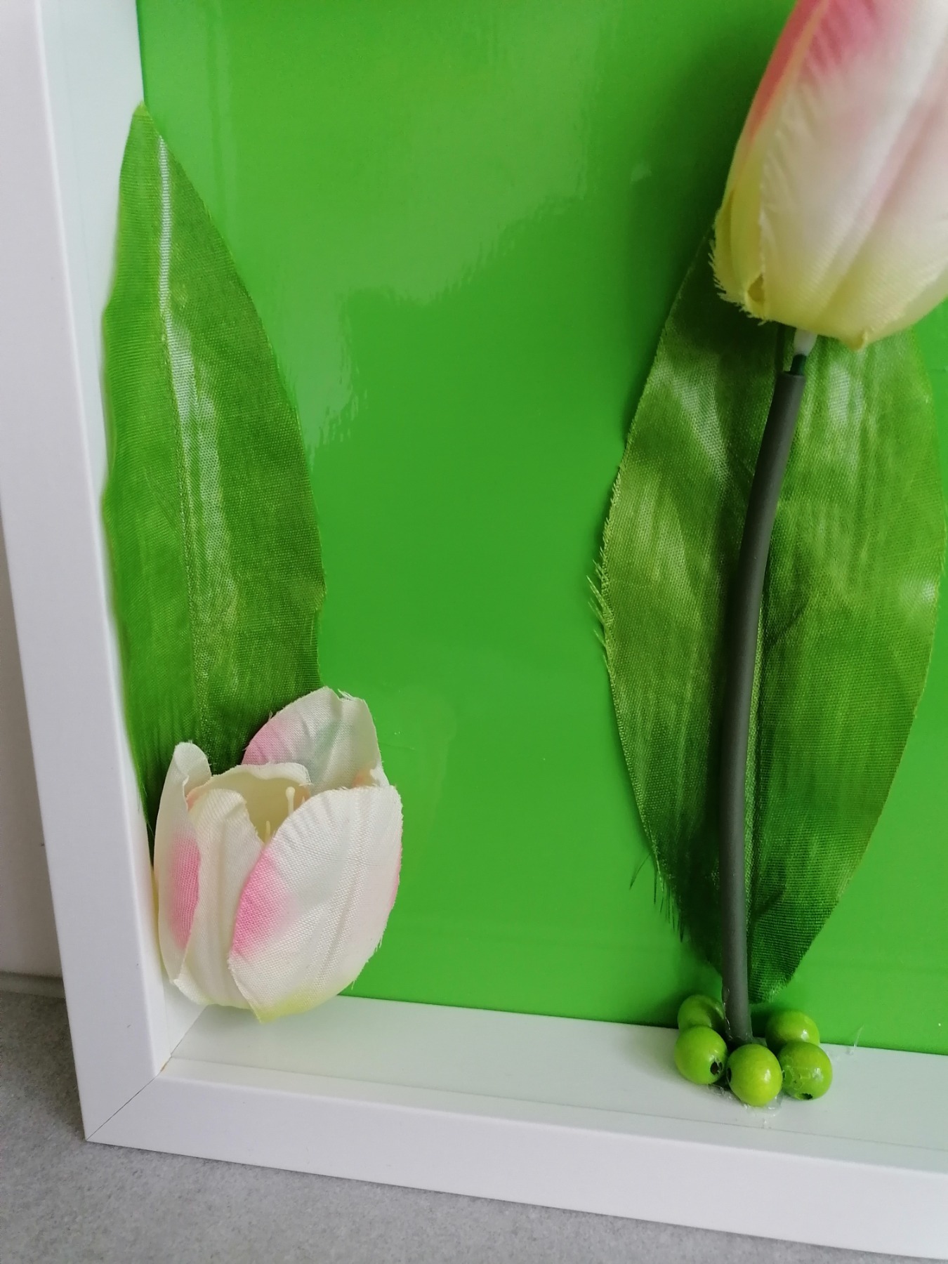 Bilderrahmen mit Vase und weißer Tulpe 3