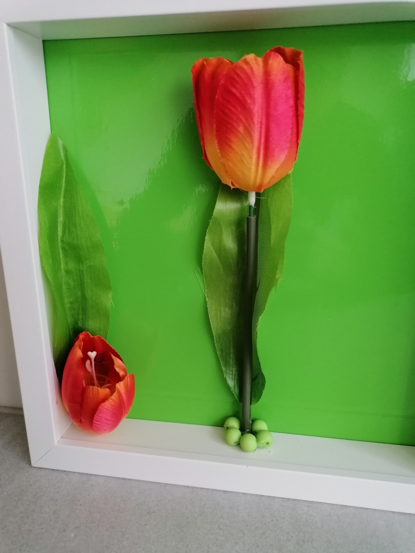 Bilderrahmen mit Vase und roter Tulpe 4