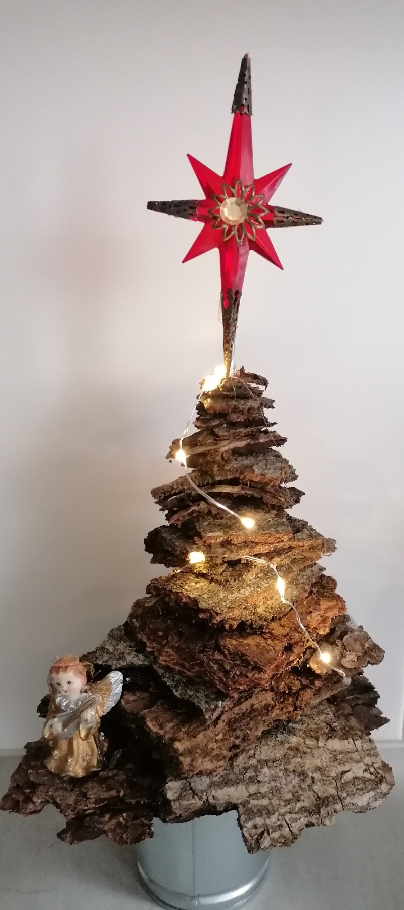 Beleuchteter Weihnachtsbaum aus Rinde 2