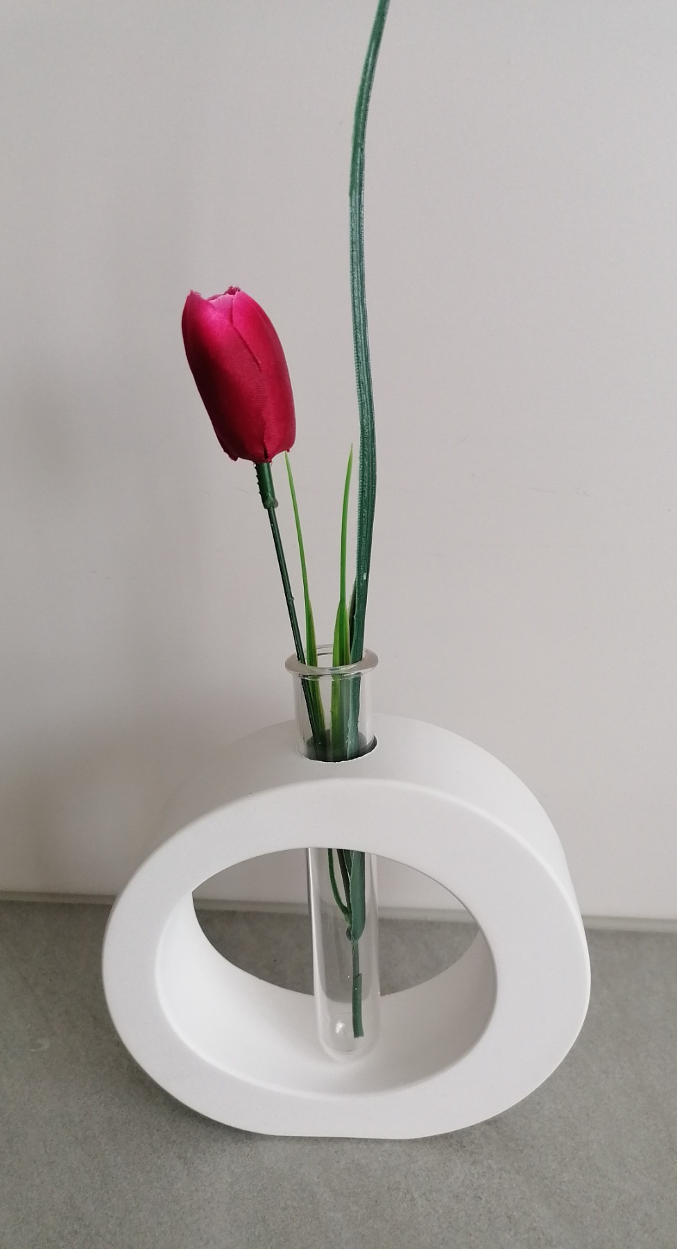 Vase und Frühlingsblume Tulpe, aus Keraflott weiß 2