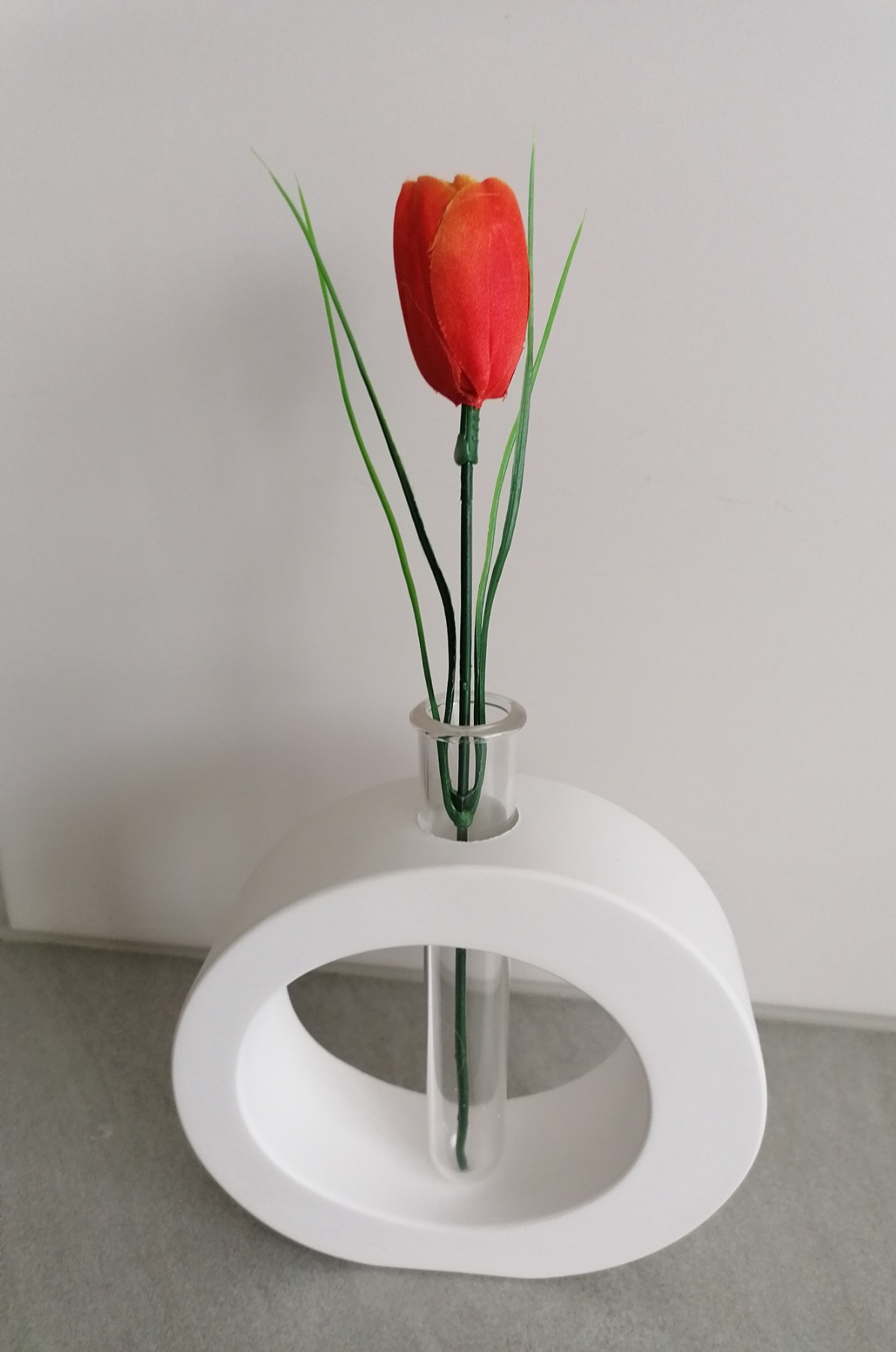Vase und Frühlingsblume Tulpe, aus Keraflott weiß 3