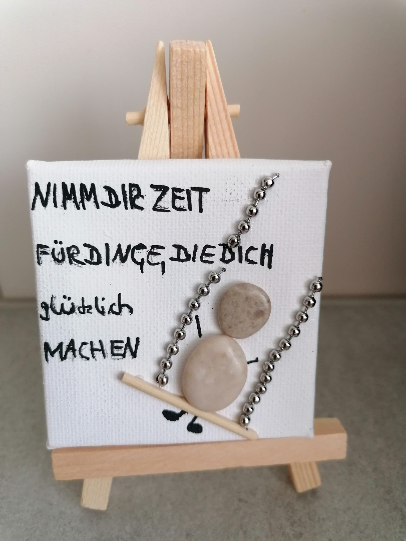 Leinwand auf Staffelei mit Spruch und Steinebild 4