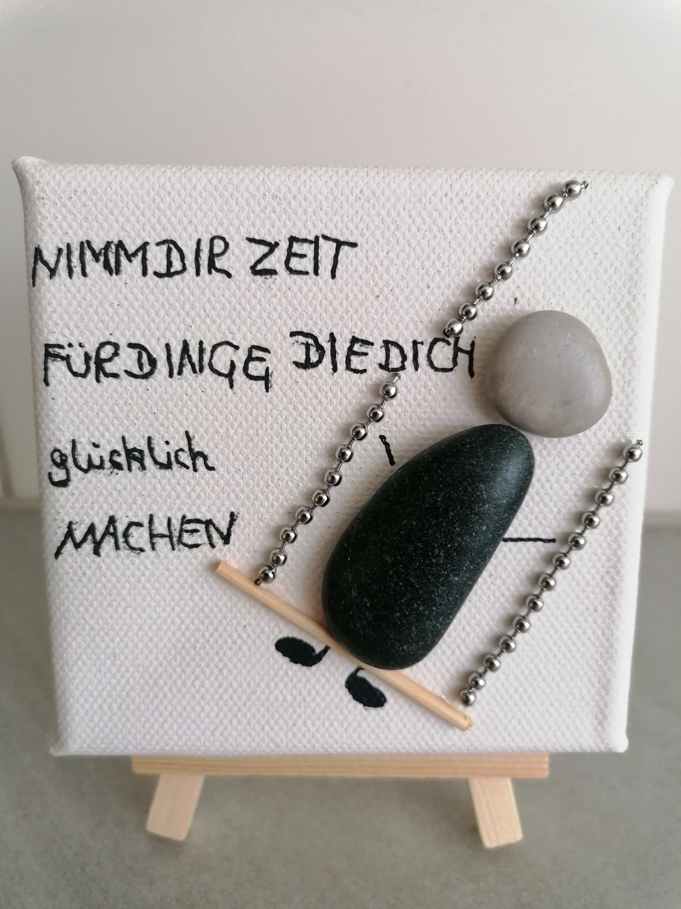 Leinwand auf Staffelei mit Spruch und Steinebild 7