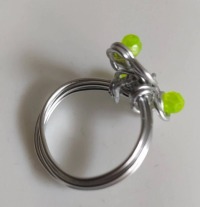 Fingerring Ringgröße 16, mit grünen Steinchen 2