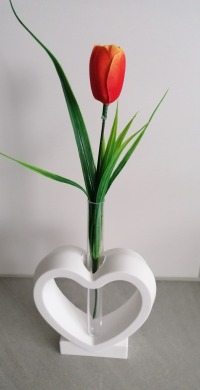 Herz mit Vase und Frühlingsblume Tulpe, aus Keraflott weiß