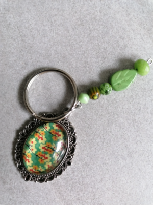 Schlüsselanhänger, mit Perlen und Amulett, silberfarben und grün - Schlüsselanhänger, mit