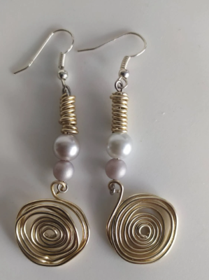 Ohrringe aus Draht mit Perlen silberfarben - Ohrringe aus Draht mit Perlen silberfarben