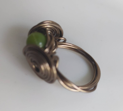 Fingerring aus Schmuckdraht mit grüner Perle, Ringgröße 17 - Fingerring aus Schmuckdraht mit