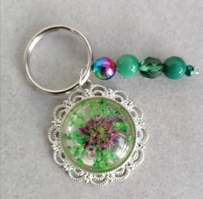 Schlüsselanhänger, mit Perlen und Amulett, silberfarben, grün - Schlüsselanhänger, mit Perlen