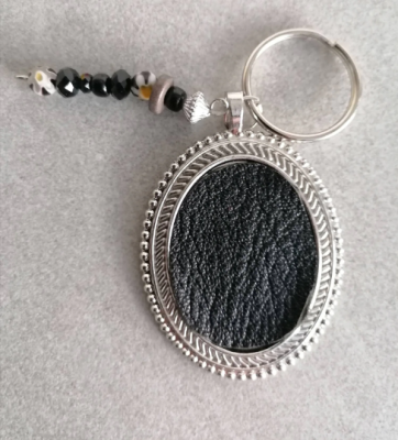 Schlüsselanhänger, mit Perlen und Amulett, silberfarben, schwarz - Schlüsselanhänger, mit Perlen