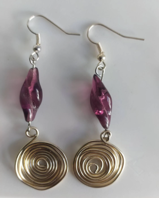 Ohrringe aus Draht mit Perlen lila - Ohrringe aus Draht mit Perlen lila