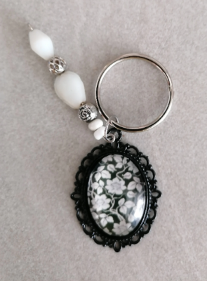 Schlüsselanhänger, mit Perlen und Amulett, silberfarben, Blume schwarz - Schlüsselanhänger, mit