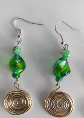 Ohrringe aus Draht mit Perlen, grün - Ohrringe aus Draht mit Perlen, grün