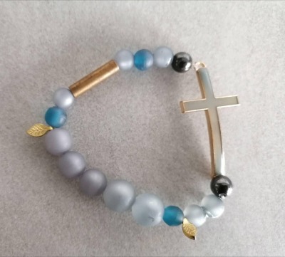Perlenarmband, blau mit goldfarbenen Kreuz, 20 cm - Perlenarmband, blau mit goldfarbenen Kreuz, 20 c