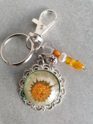 Schlüsselanhänger mit Perlen Karabiner Charm und Amulett silberfarben