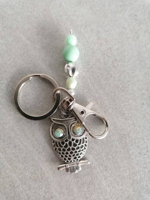 Schlüsselanhänger Eule mit Perlen Karabiner und Amulett silberfarben