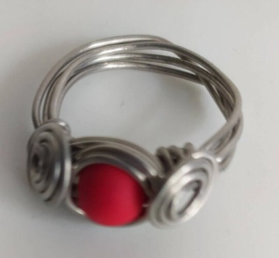 Fingerring mit roter Perle, Ringgröße 19,5 - Fingerring mit Perle, Ringgröße 19,5