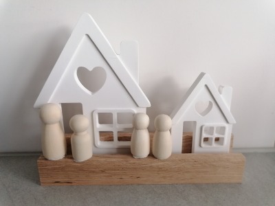 Häuserleiste mit Holzfiguren aus Keraflott Raysin, Beton - Häuserleiste mit Holzfiguren aus