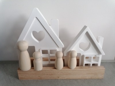 Häuserleiste mit Holzfiguren aus Keraflott Raysin, Beton - Häuserleiste mit Holzfiguren aus