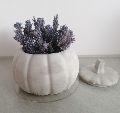 Herbstdekoration aus Beton, Kürbis mit Lavendel - Herbstdekoration aus Beton, Kürbis mit Lavendel