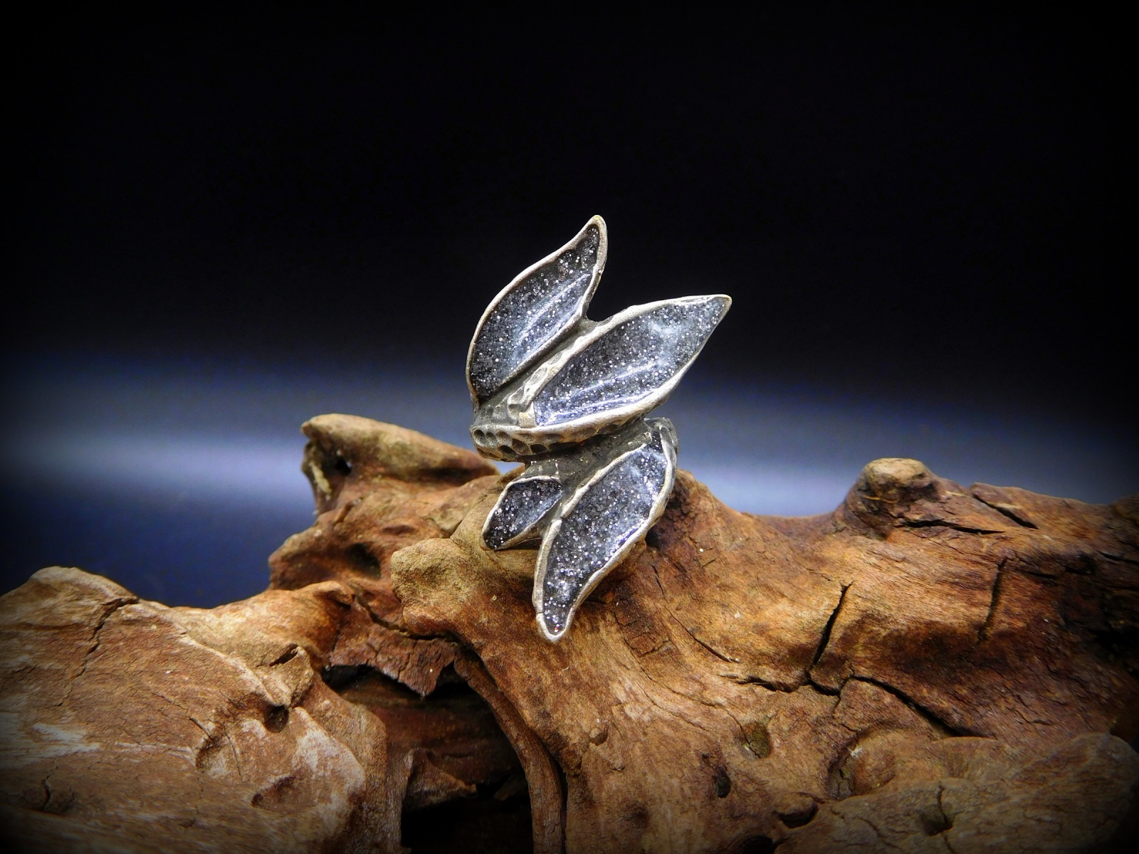 Außergewöhnlicher Upcycling Ring Blätter mit Aluminiumstaubfüllung