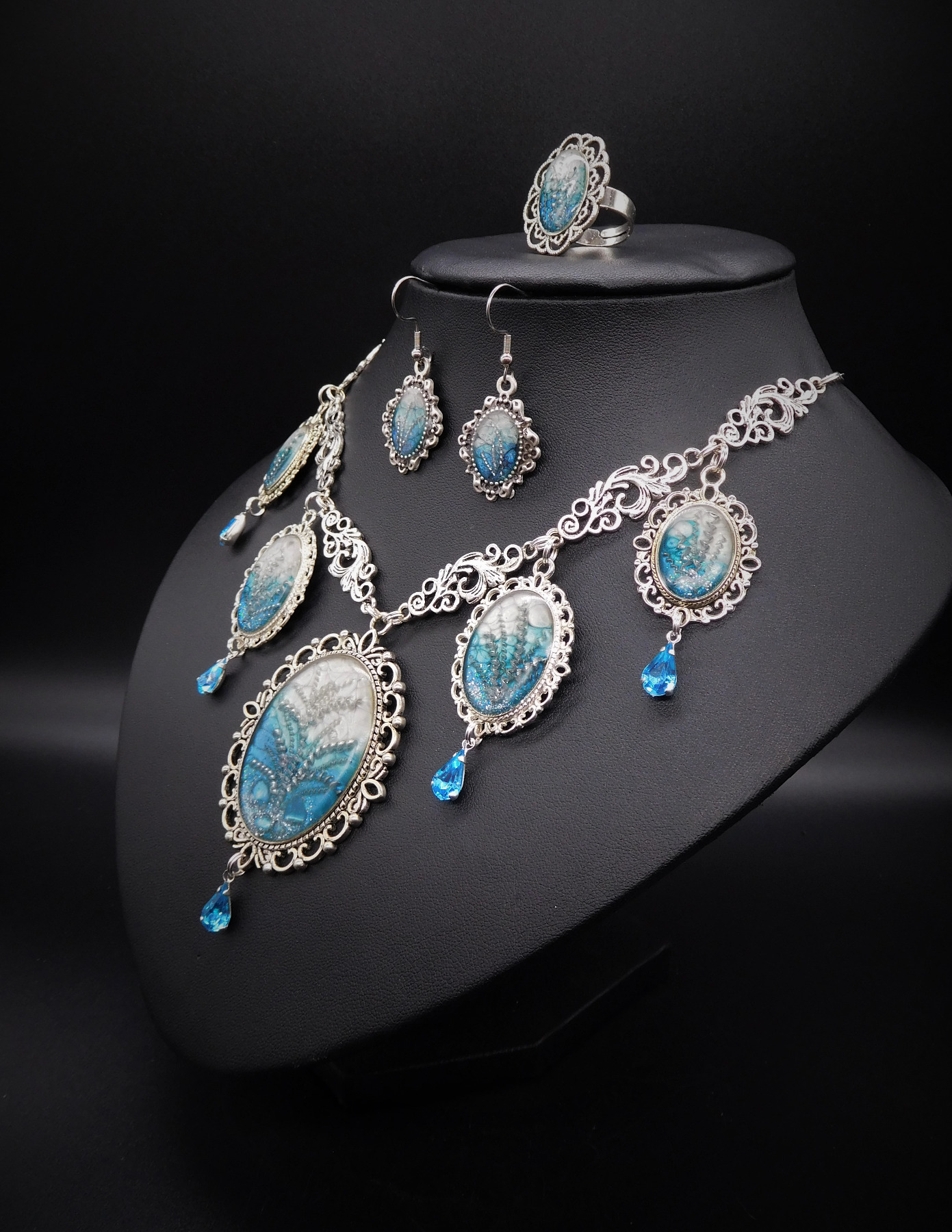Upcycling Statementkette Set Collier Halskette Ring Ohrringe silberfarben blau handbemalt mit