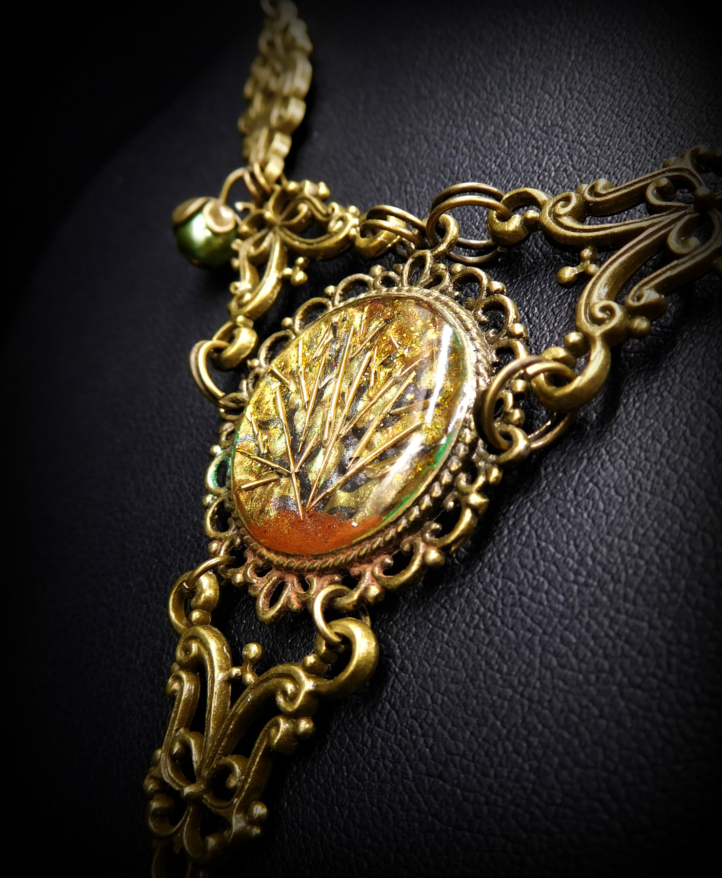 Upcycling Statementkette Collier Halskette bronzefarben kupfer gold mit handbemaltem Amulett mit