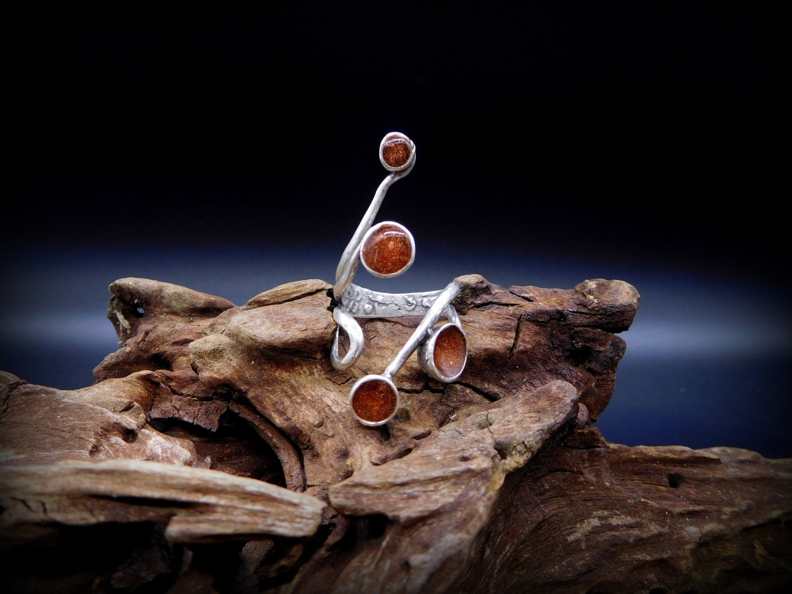 Filigraner Upcycling Ring mit Kupferstaubfüllung