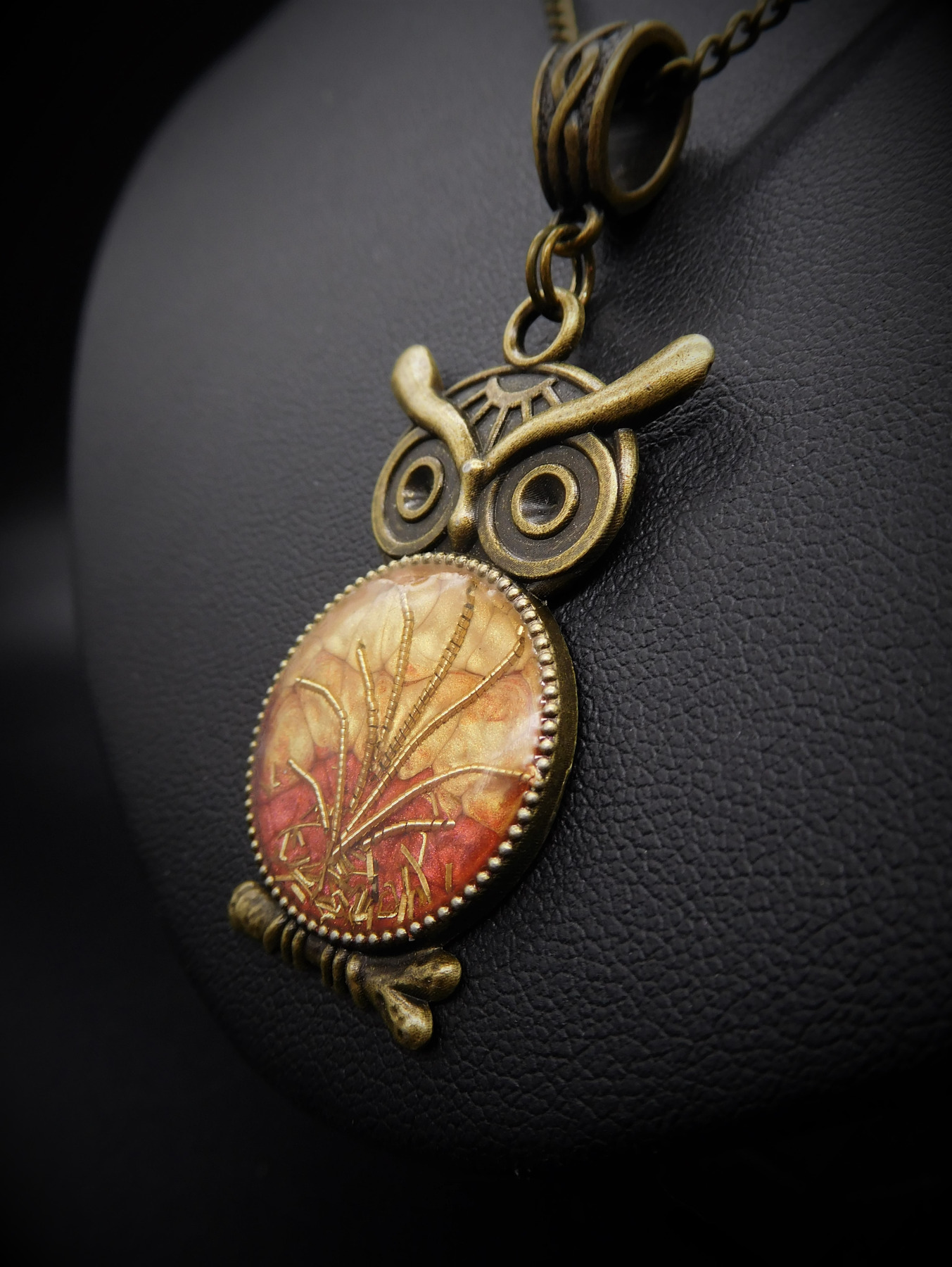 Upcycling Amulett Kettenanhänger Schmuckanhänger Anhänger Eule bronzefarben rot gold handbemalt