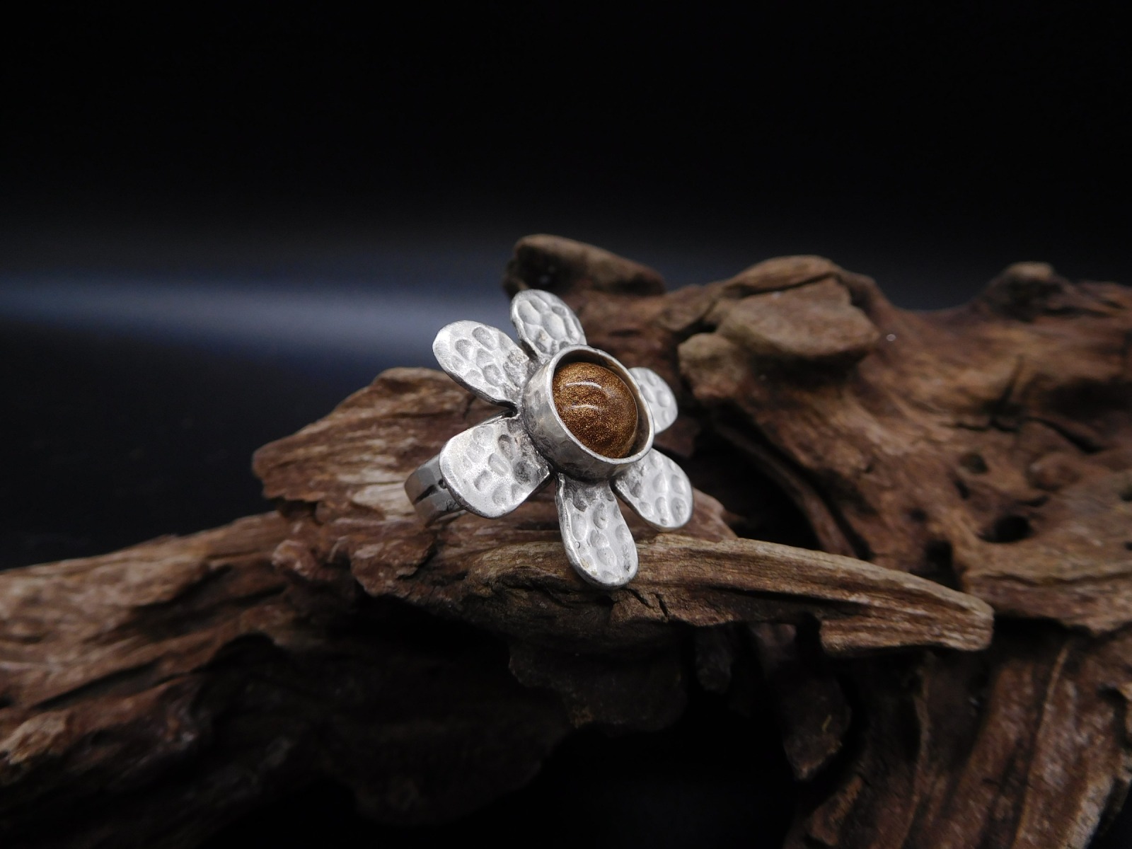 Außergewöhnlicher Upcycling Ring Blume mit Kupferstaubfüllung