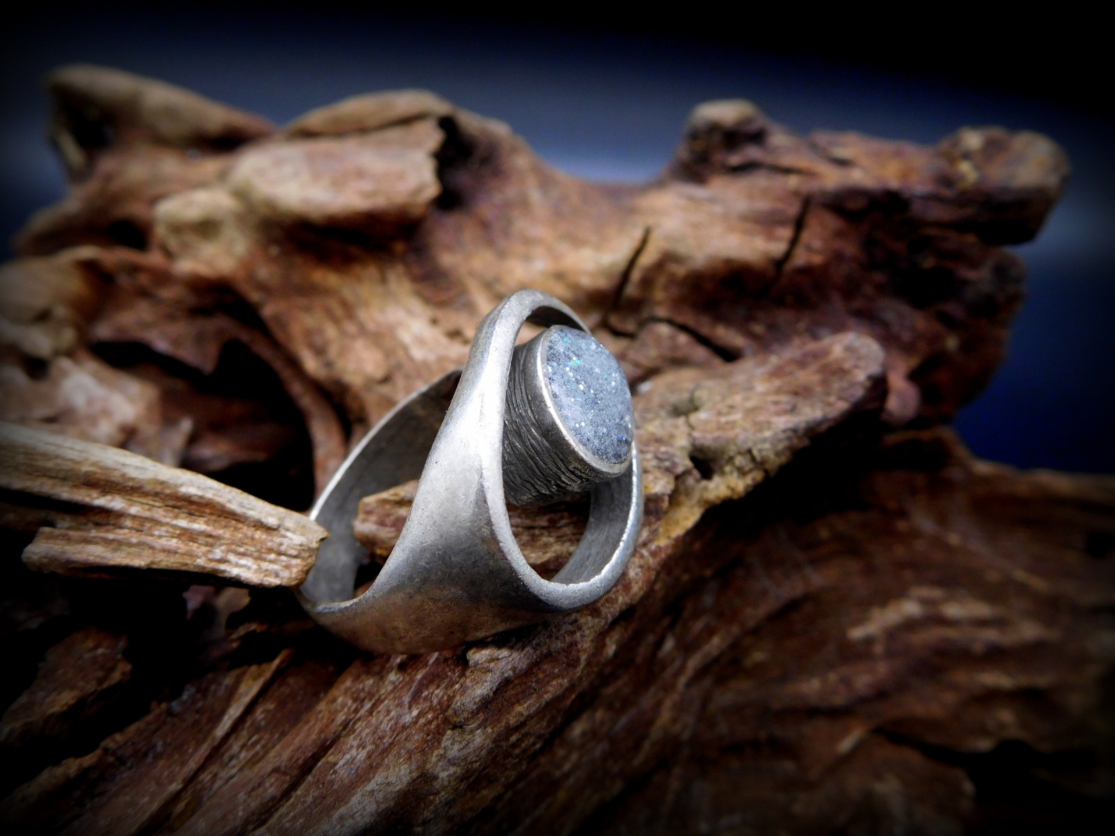 Außergewöhnlicher Upcycling Ring mit Aluminiumstaubfüllung