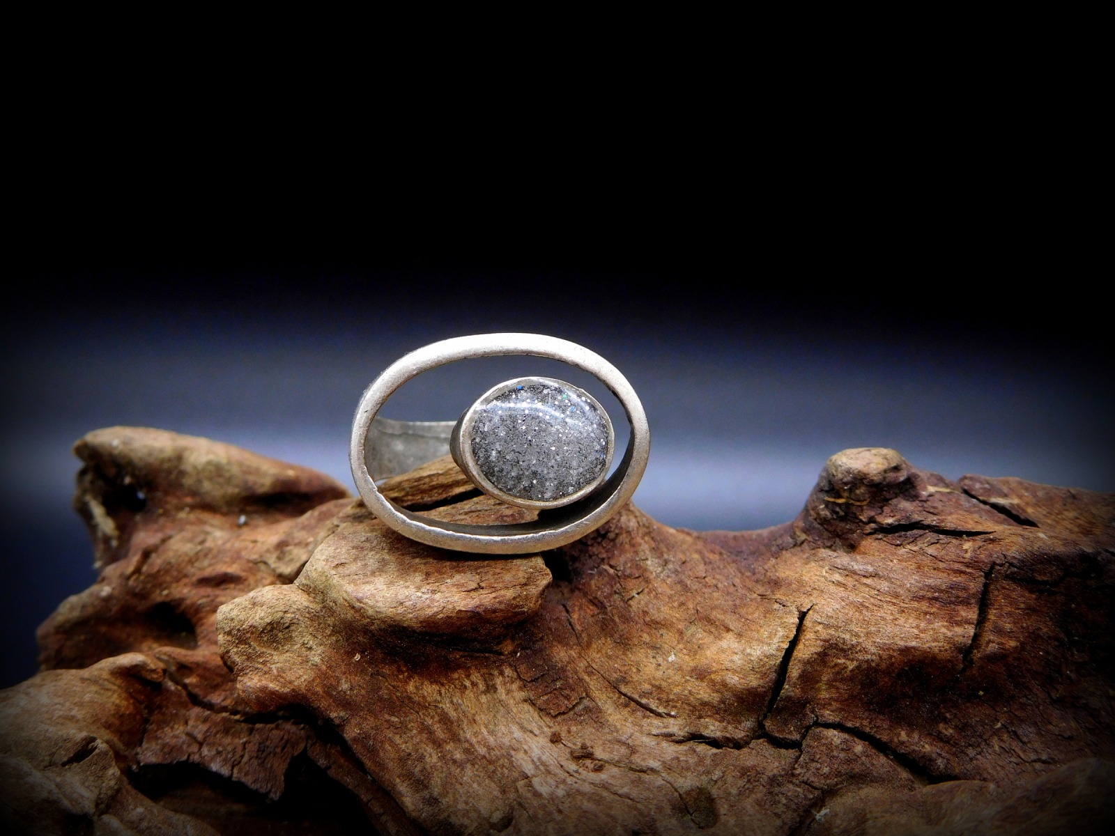 Außergewöhnlicher Upcycling Ring mit Aluminiumstaubfüllung 2