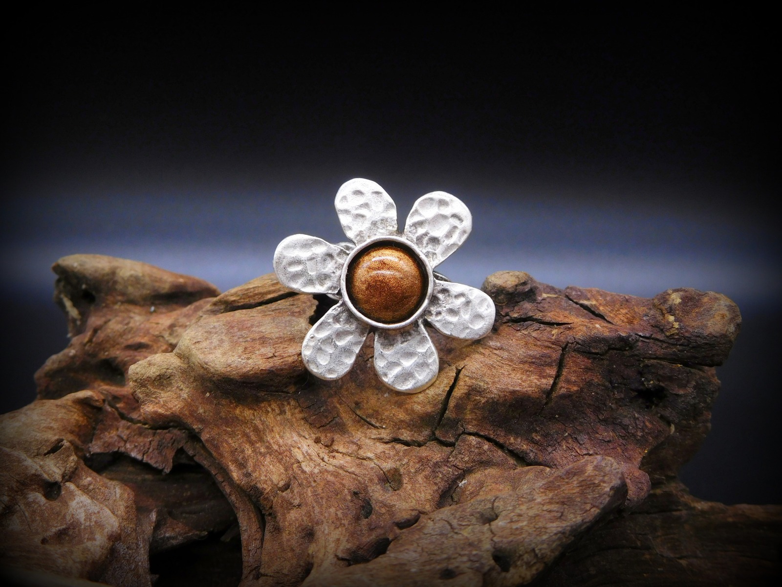Außergewöhnlicher Upcycling Ring Blume mit Kupferstaubfüllung 2
