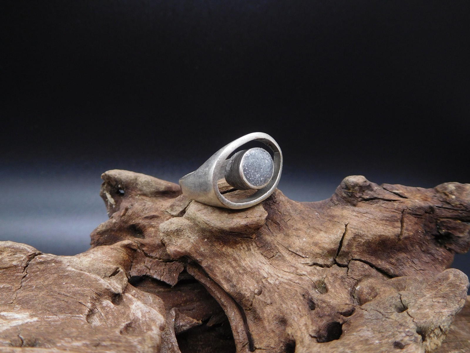 Außergewöhnlicher Upcycling Ring mit Aluminiumstaubfüllung 3