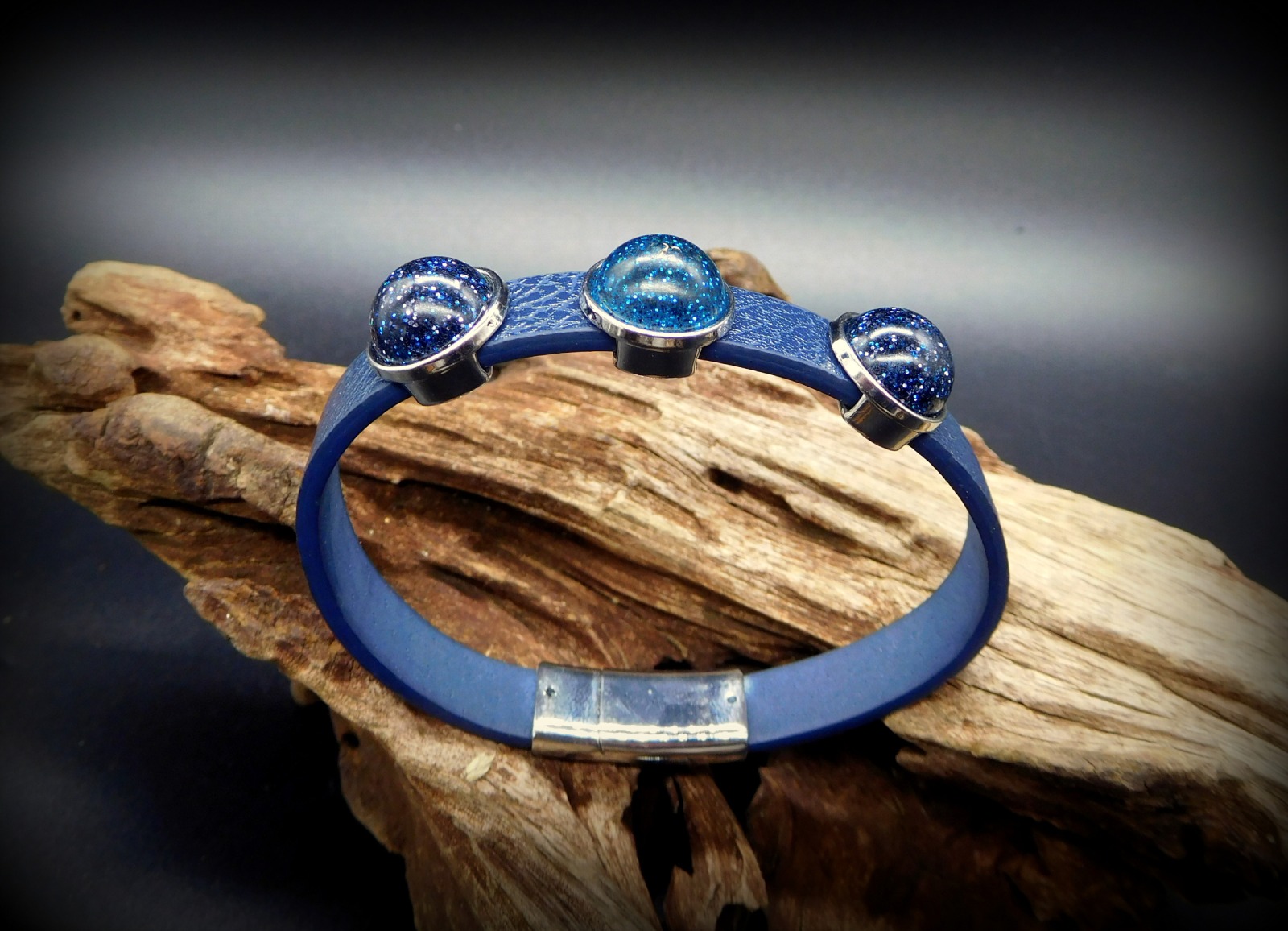 Upcycling Armreif Armband blau Kunstleder mit Schrottfüllung
