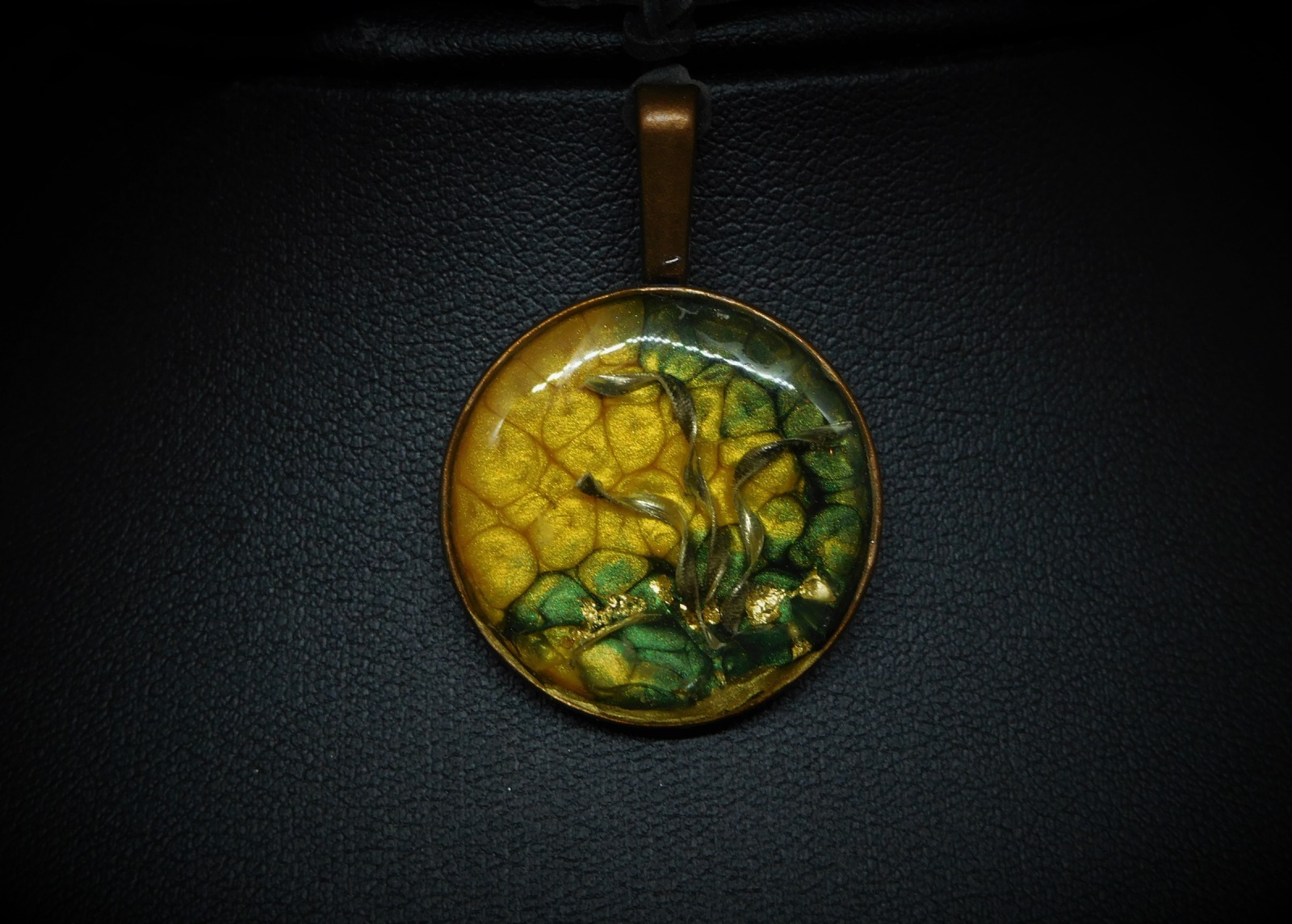 Upcycling Amulett Kettenanhänger Schmuckanhänger Anhänger kupferfarben grün gelb handbemalt mit