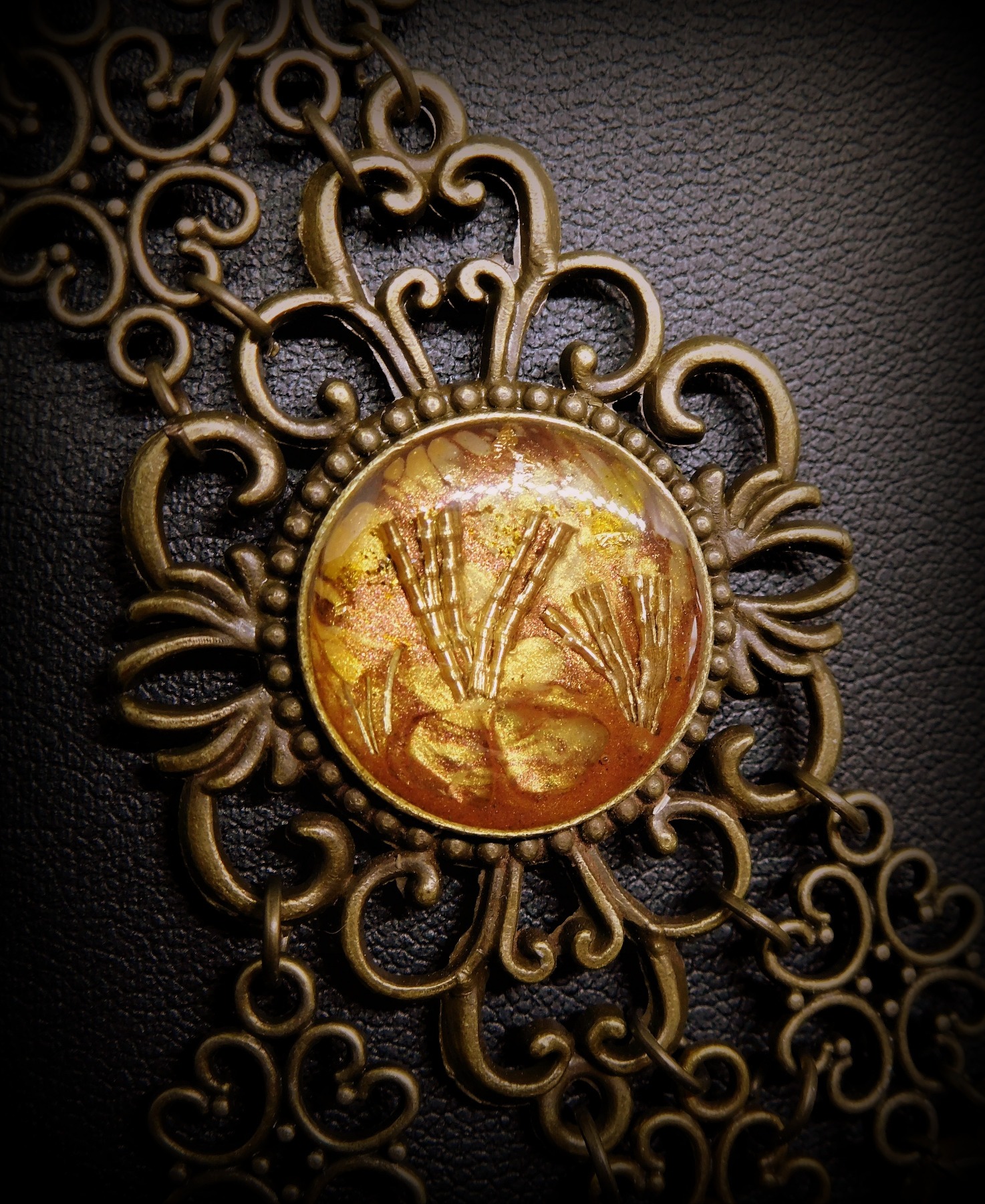 Upcycling Spitze Statementkette Collier Halskette kupfer- goldfarben bronze handbemalt mit Collage