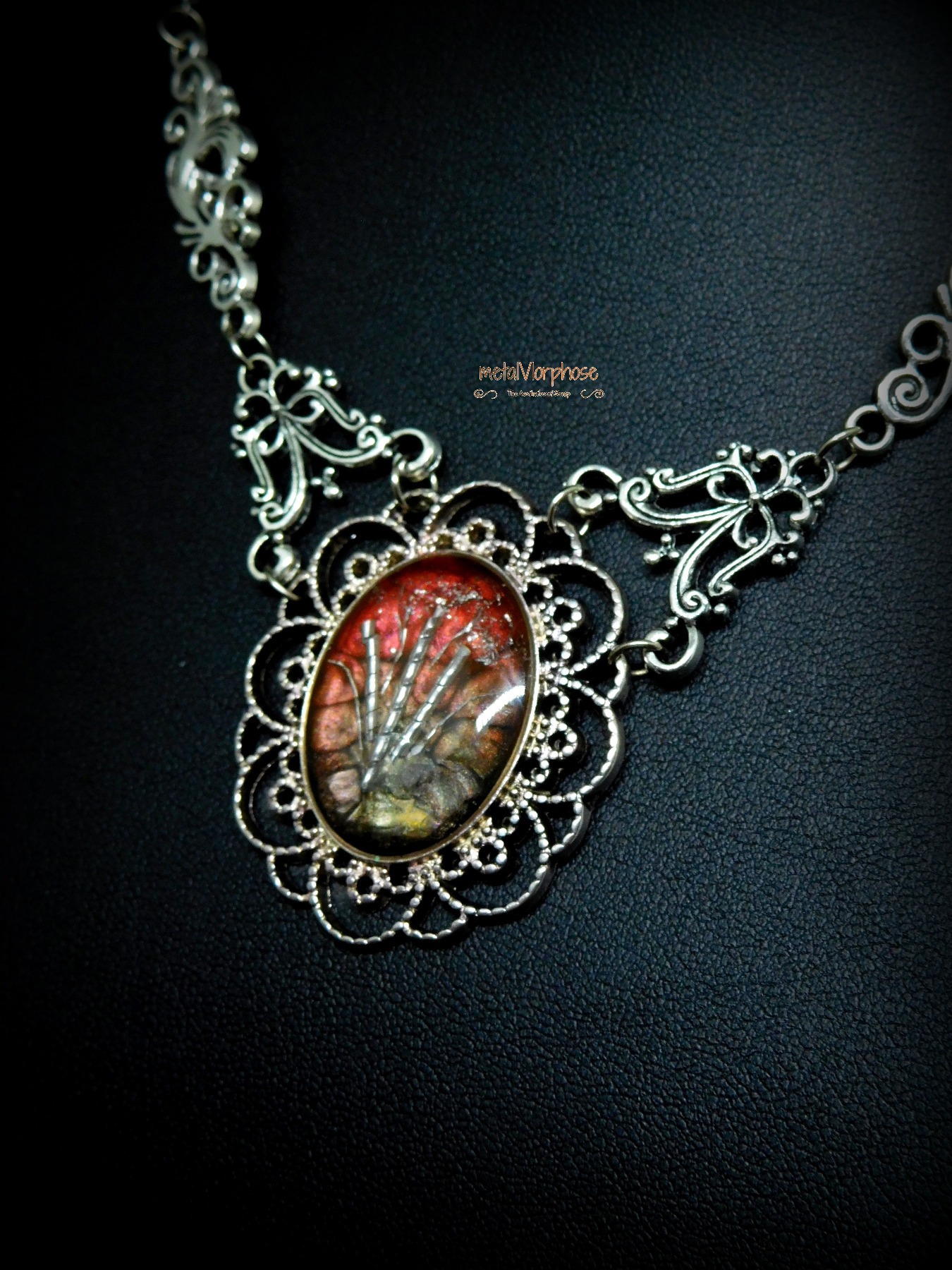 Upcycling Statementkette Collier Halskette silberfarben rot schwarz mit handbemaltem Amulett mit