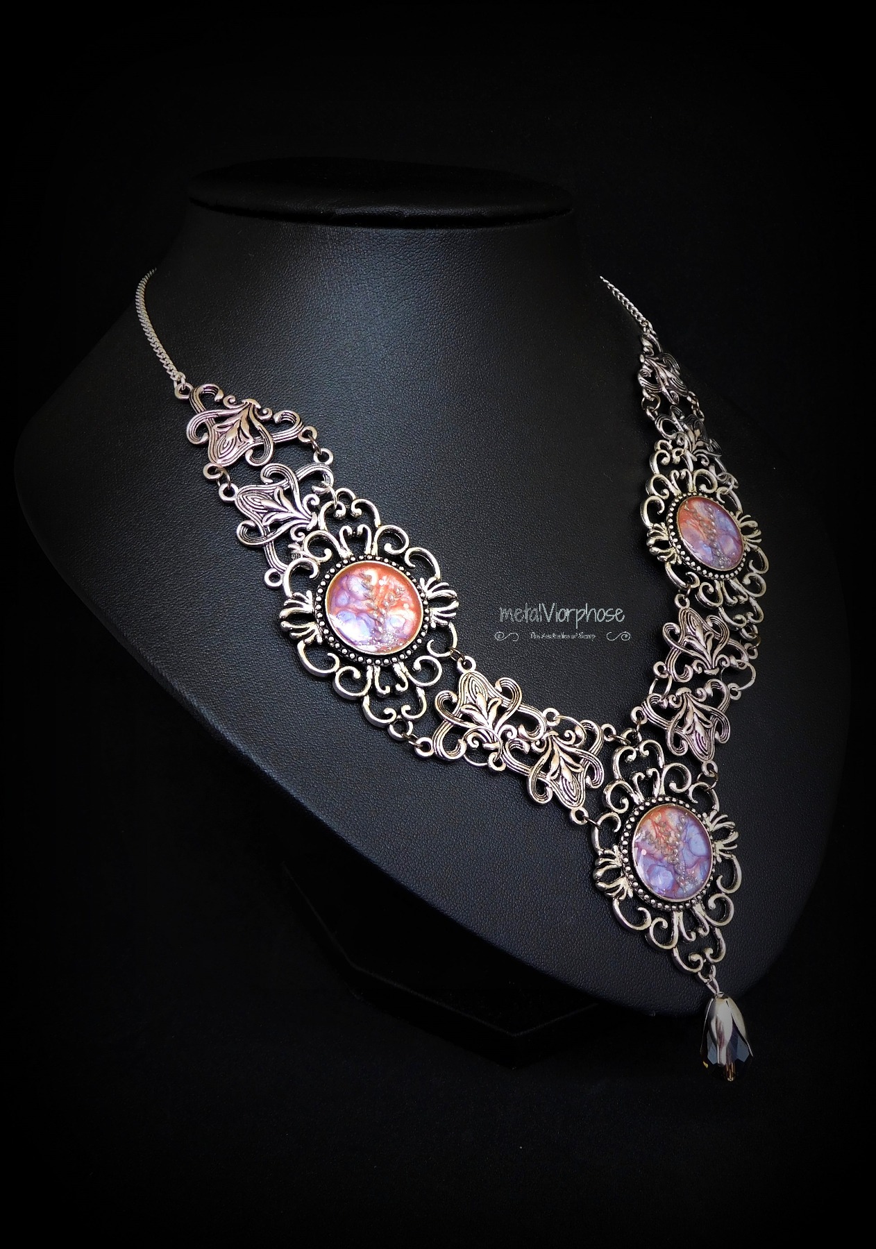 Upcycling Statementkette Collier Halskette silbernfarben rosa handbemalt mit Collage aus Schrott 4