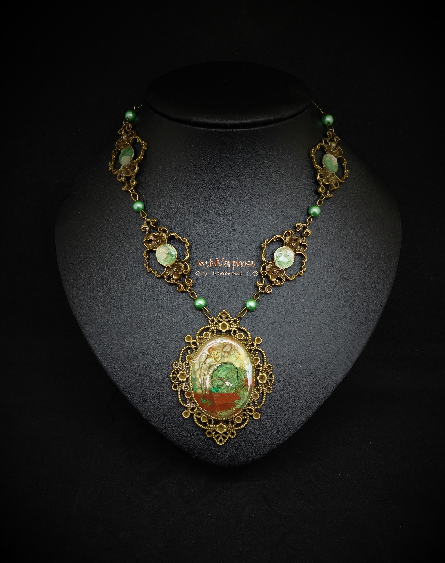 Upcycling Statementkette Collier Halskette bronzefarben kupfer grün mit handbemaltem Amulett mit