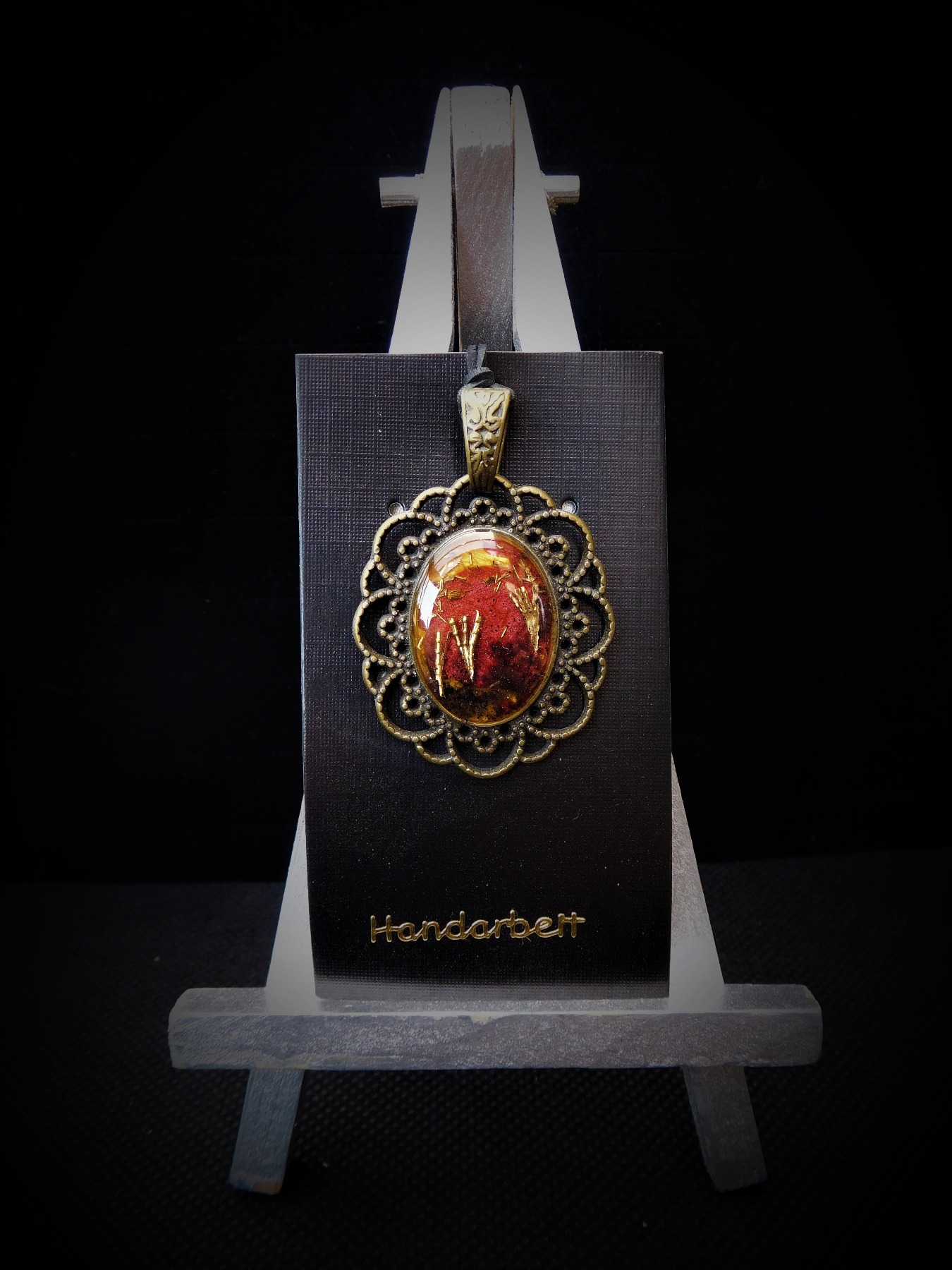 Upcycling Amulett Kettenanhänger Schmuckanhänger Anhänger bronzefarben rot schwarz handbemalt mit