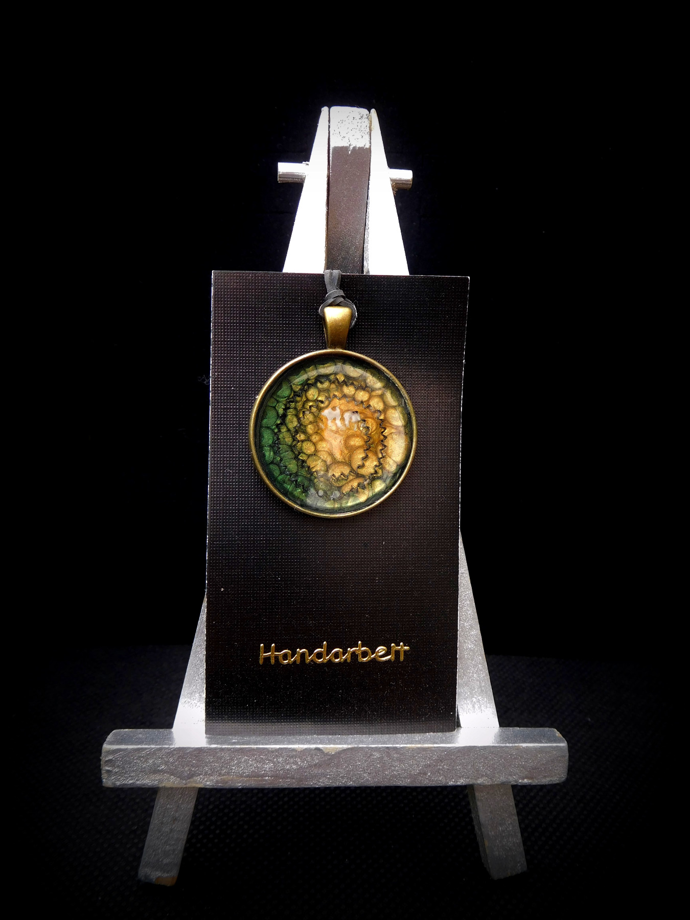 Upcycling Amulett Kettenanhänger Schmuckanhänger Anhänger bronzefarben grün gelb handbemalt mit