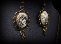 Upcycling Statementkette Set Collier Halskette Ohrringe silberfarben grau handbemalt mit Collage aus
